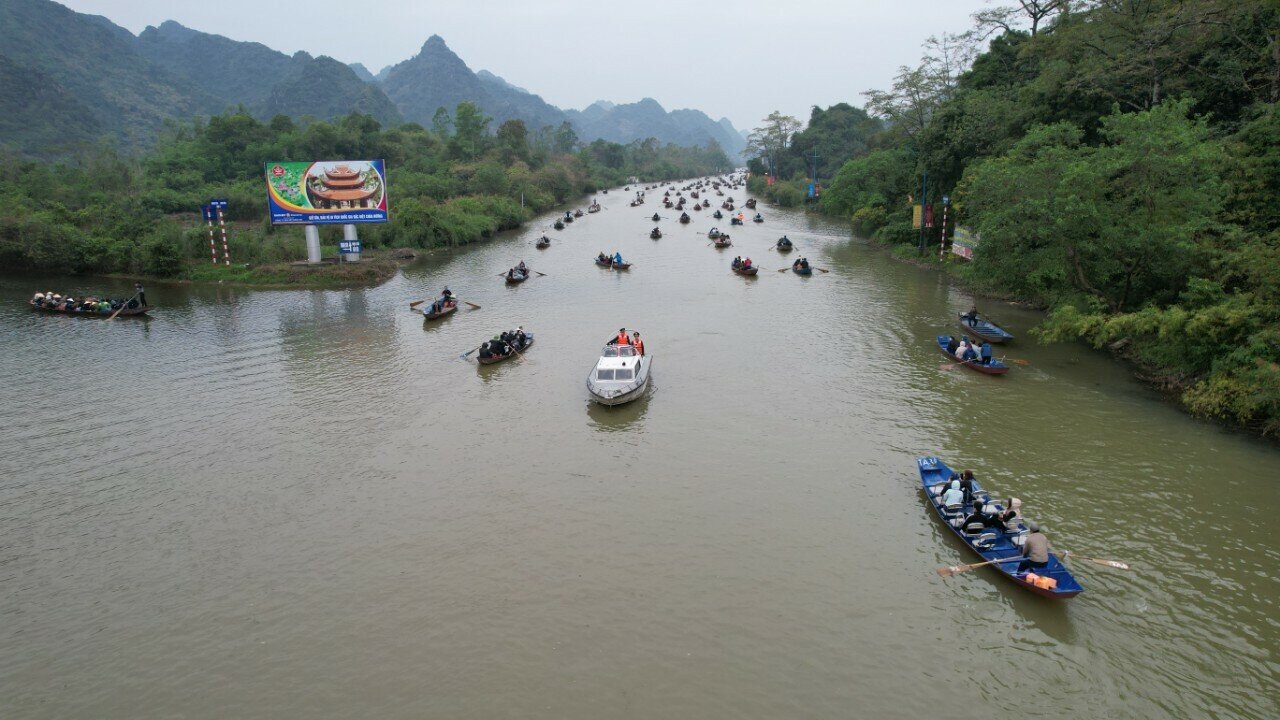 Ghi nhận của PV cho thấy, tại suối Yến c&oacute; sự xuất hiện của thanh tra giao th&ocirc;ng đường thủy tuần tra, bảo đảm trật tự an to&agrave;n cho c&aacute;c phương tiện chở du kh&aacute;ch v&agrave;o ch&ugrave;a Hương.