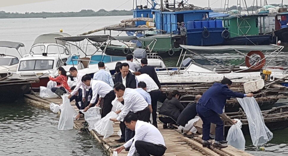 Trong 2 ng&agrave;y 26-27/1/2023 (tức ng&agrave;y m&ugrave;ng 5 v&agrave; m&ugrave;ng 6 th&aacute;ng Gi&ecirc;ng năm Qu&yacute; M&atilde;o), tại bến neo đậu t&agrave;u thuyền Bến Giang, phường T&acirc;n An, thị x&atilde; Quảng Y&ecirc;n, tỉnh Quảng Ninh đ&atilde; tổ chức Lễ hội Cầu Ngư xuất h&agrave;nh khai th&aacute;c thủy sản. Ảnh: L&atilde;nh đạo địa phương thả c&aacute; xuống biển trong lễ hội Cầu Ngư.