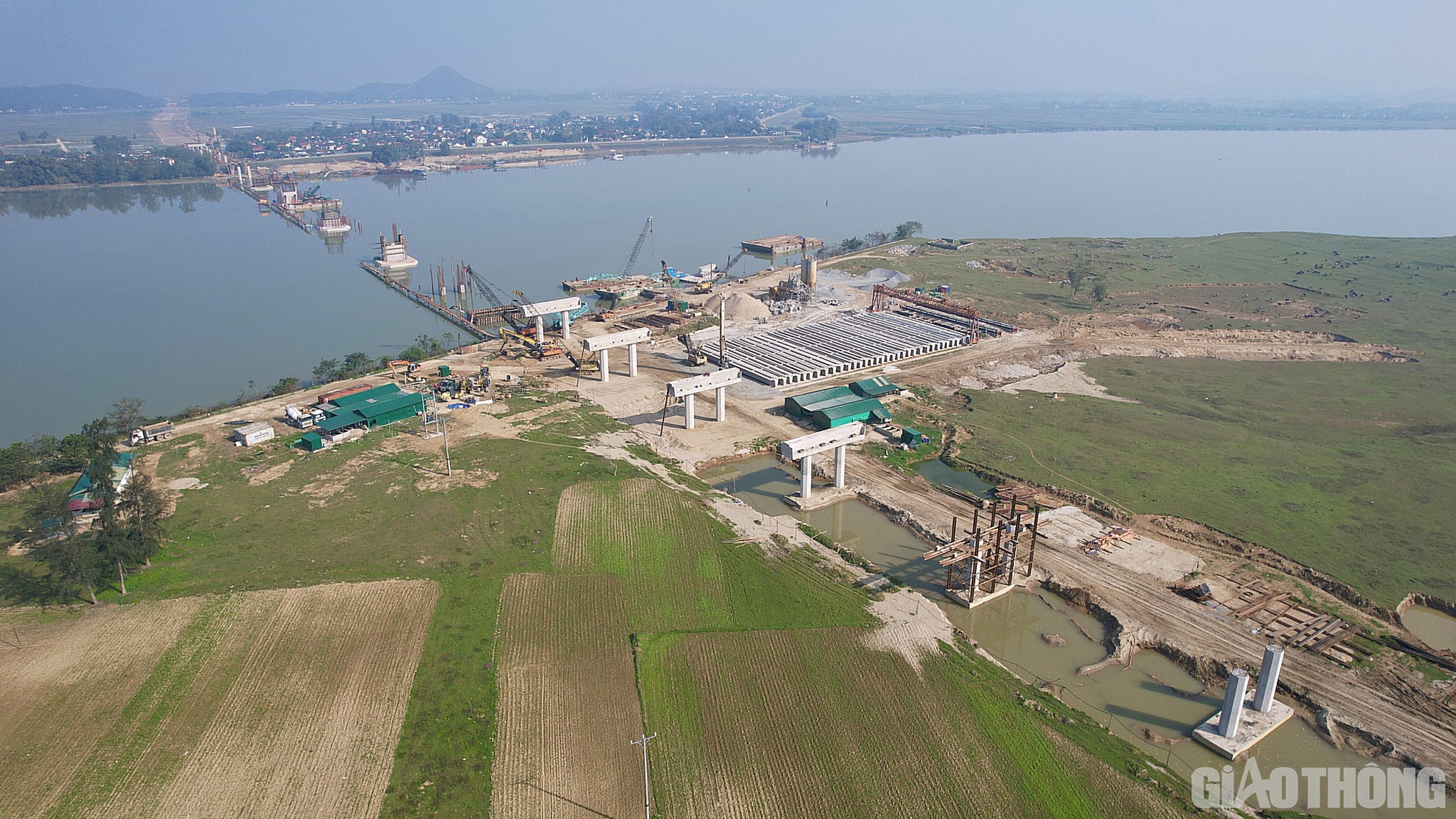 Ngoài hầm Thần Vũ dài 1.131m (gồm 2 ống cách nhau 45m, B hầm = 11,5m), trên tuyến còn có các công trình chính như cầu Hưng Đức dài 4.015m, 22 cầu dọc tuyến với tổng chiều dài 6.308m, 8 cầu vượt ngang với tổng chiều dài 1.796m; 3 nút giao; 48 hầm chui dân sinh; 149 cống thoát nước ngang tuyến…