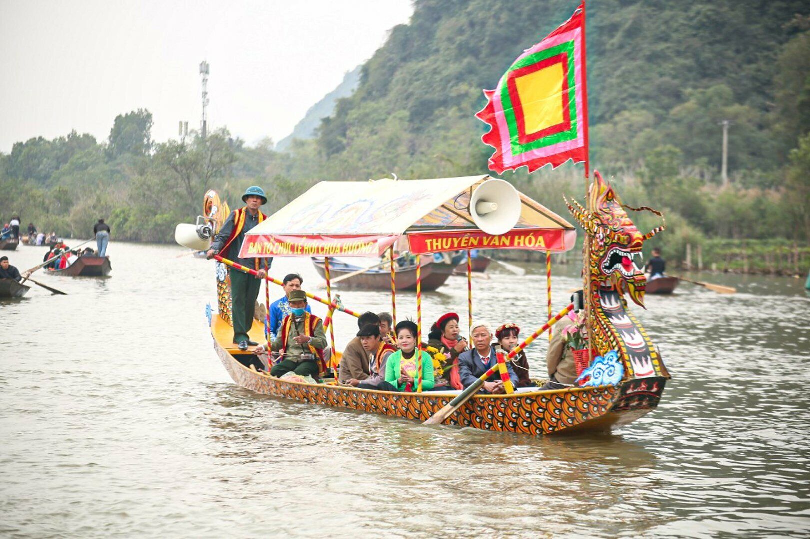 Được biết, gi&aacute; v&eacute; v&agrave;o cửa Khu di t&iacute;ch thắng cảnh Hương Sơn được ni&ecirc;m yết l&agrave; 130.000 đồng (80.000 v&eacute; v&agrave;o cửa v&agrave; 50.000 ph&iacute; đi đ&ograve;).