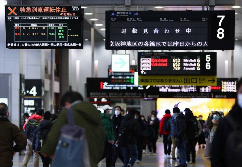 Giới chức Nhật Bản đ&atilde; k&ecirc;u gọi người d&acirc;n cẩn trọng khi di chuyển v&igrave; mặt đường trơn trượt do tuyết bao phủ, sương m&ugrave; d&agrave;y đặc. Chưa kể, người d&acirc;n dễ bị hiện tượng l&oacute;a mắt khi di chuyển tr&ecirc;n đường ngập trong tuyết. Ảnh: Bảng tin điện tử tại ga JR Osaka, th&agrave;nh phố Osaka hiển thị th&ocirc;ng b&aacute;o c&aacute;c chuyến t&agrave;u bị tạm dừng do tuyết rơi d&agrave;y ng&agrave;y 25/1. Ảnh - Mainichi