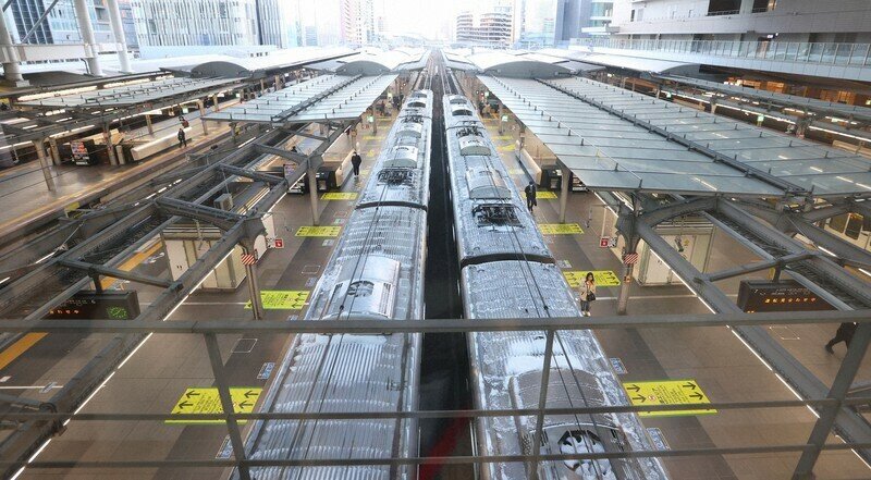 Giới chức Nhật Bản cũng cảnh b&aacute;o thời tiết r&eacute;t lạnh c&oacute; thể khiến đường ống dẫn nước đ&oacute;ng băng, g&acirc;y hư hại nh&agrave; cửa, m&ugrave;a m&agrave;ng. 
Ảnh: C&aacute;c chuyến t&agrave;u phải dừng vận h&agrave;nh do tuyết rơi d&agrave;y tại ga JR Osaka, th&agrave;nh phố Osaka. Ảnh - Mainichi