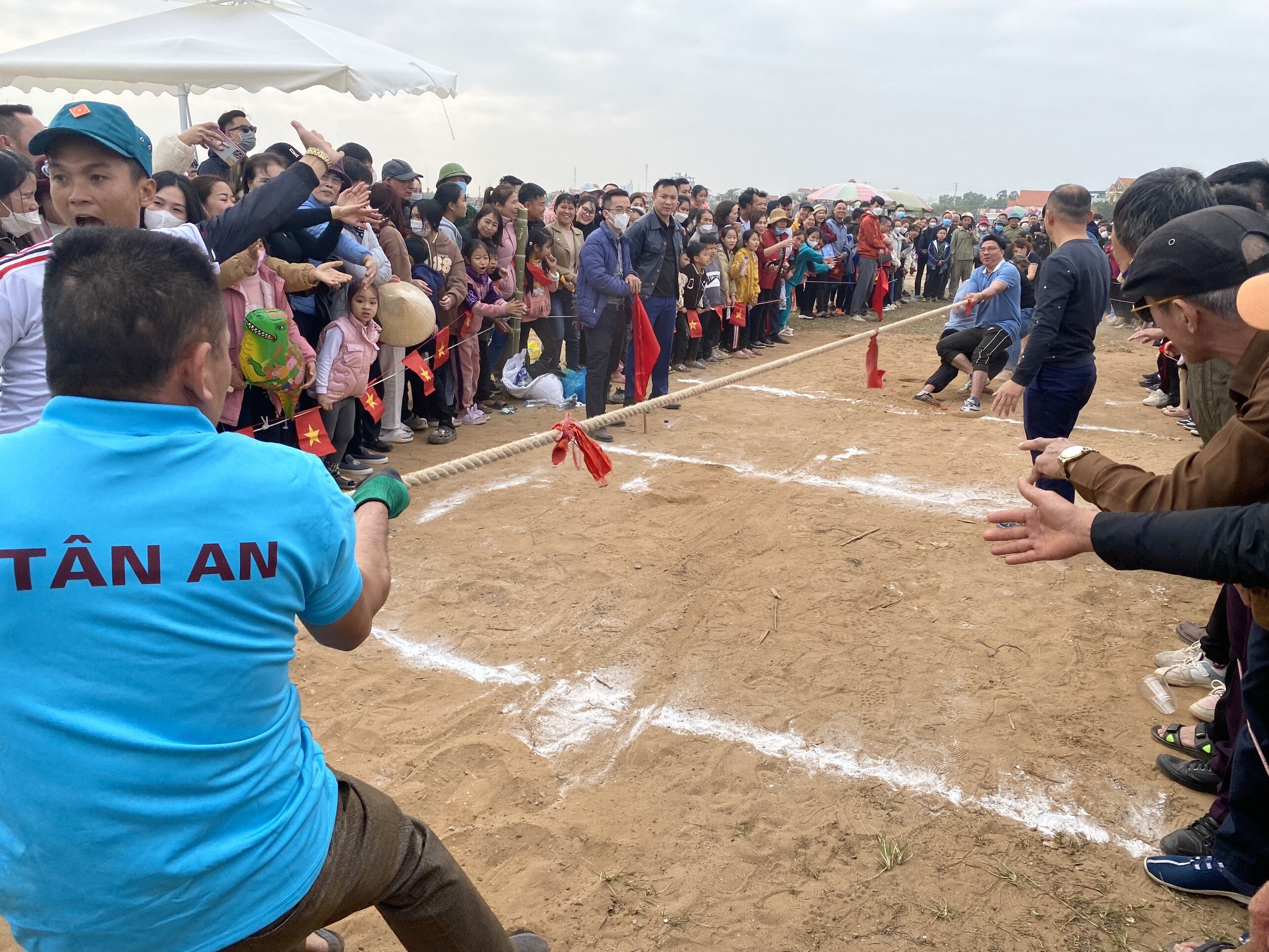 &Ocirc;ng Nguyễn Văn Bắc, Ph&oacute; chủ tịch UBND thị x&atilde; Quảng Y&ecirc;n cho biết, ng&agrave;nh thủy sản đ&oacute;ng g&oacute;p rất quan trọng v&agrave;o ph&aacute;t triển kinh tế - x&atilde; hội địa phương, với tr&ecirc;n 10.000 lao động tham gia sản xuất, kinh doanh. Tổng sản lượng thủy sản năm 2022 của Quảng Y&ecirc;n l&agrave; 63.000 tấn, đạt 163% so với kế hoạch v&agrave; bằng 107,3% so với c&ugrave;ng kỳ.