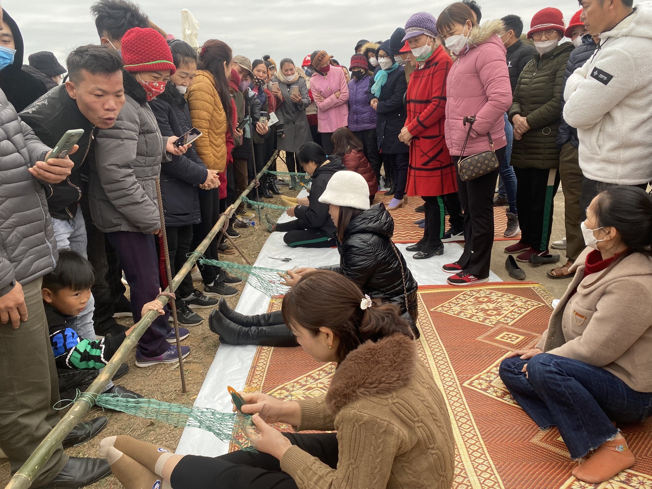 C&aacute;c chị em thi tham gia thi đan lưới.