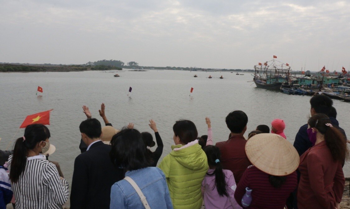 Sau khi lễ hội cầu ngư, ngư d&acirc;n  sẽ xuất h&agrave;nh vươn khơi b&aacute;m biển, l&agrave;m gi&agrave;u. Ảnh: Mẹ, vợ, con của ngư d&acirc;n vẫy ch&agrave;o ngư d&acirc;n xuất h&agrave;nh năm mới được mạnh khỏe b&igrave;nh an v&agrave; gặp nhiều may mắn