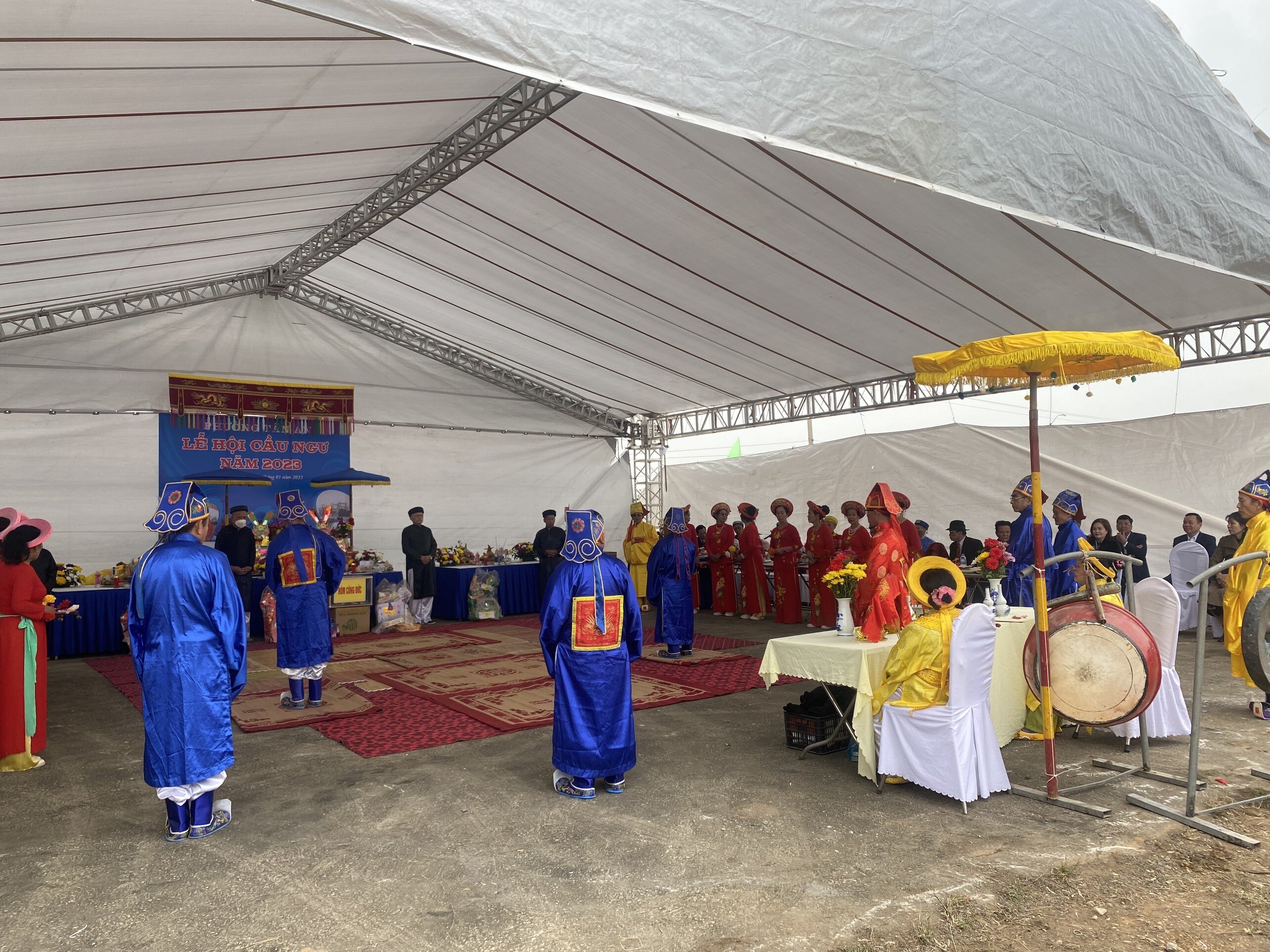 Lễ hội được khởi đầu từ phần Tế lễ. C&aacute;c th&agrave;nh vi&ecirc;n trong đo&agrave;n tế đều l&agrave; c&aacute;c cụ cao ni&ecirc;n, hiền đức, c&oacute; uy t&iacute;n được lựa chọn ở phường. Trong nghi thức tế lễ, vị Ch&aacute;nh b&aacute;i d&acirc;ng đồ tế lễ kh&ocirc;ng c&oacute; hải sản v&agrave; đọc văn tế c&aacute;c vị thần Biển, c&aacute;c chư vị thần bản xứ ph&ugrave; hộ cho ngư d&acirc;n năm mới mạnh khỏe, b&igrave;nh an, mưa thuận gi&oacute; h&ograve;a, được m&ugrave;a c&aacute; t&ocirc;m, thuyền b&egrave; đi khơi về bến an to&agrave;n, d&acirc;n l&agrave;ng no ấm, mọi người đều hạnh ph&uacute;c.