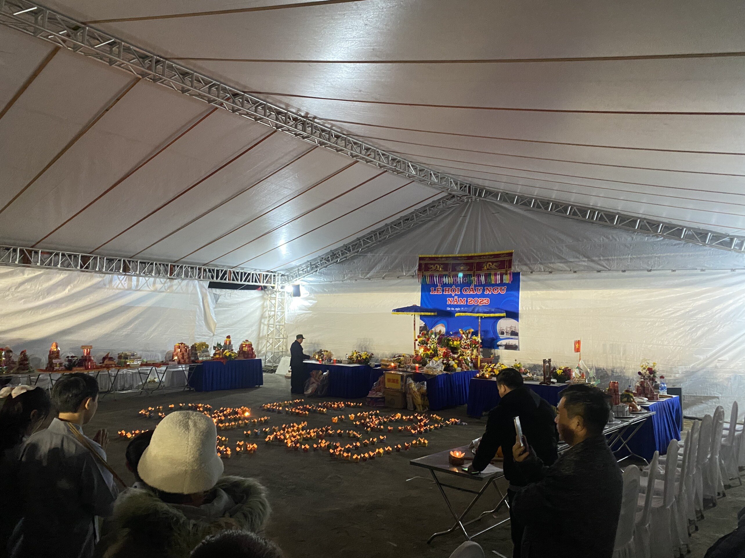 C&aacute;c sư thầy cầu nguyện rước đ&egrave;n hoa đăng rồi thả xuống biển.