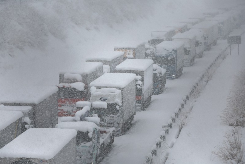 C&aacute;c th&agrave;nh phố ven biển từ đảo Hokkaido ở miền bắc cho tới đảo Kyushu ở miền nam Nhật Bản đều ghi nhận lượng tuyết rơi d&agrave;y. 
Ảnh: Xe tải mắc kẹt tr&ecirc;n cao tốc Shin-Meishin ngập trong tuyết tại đoạn đường qua th&agrave;nh phố  Komono, tỉnh Mie ng&agrave;y 25/1. Ảnh - AFP 
Ảnh - Mainichi