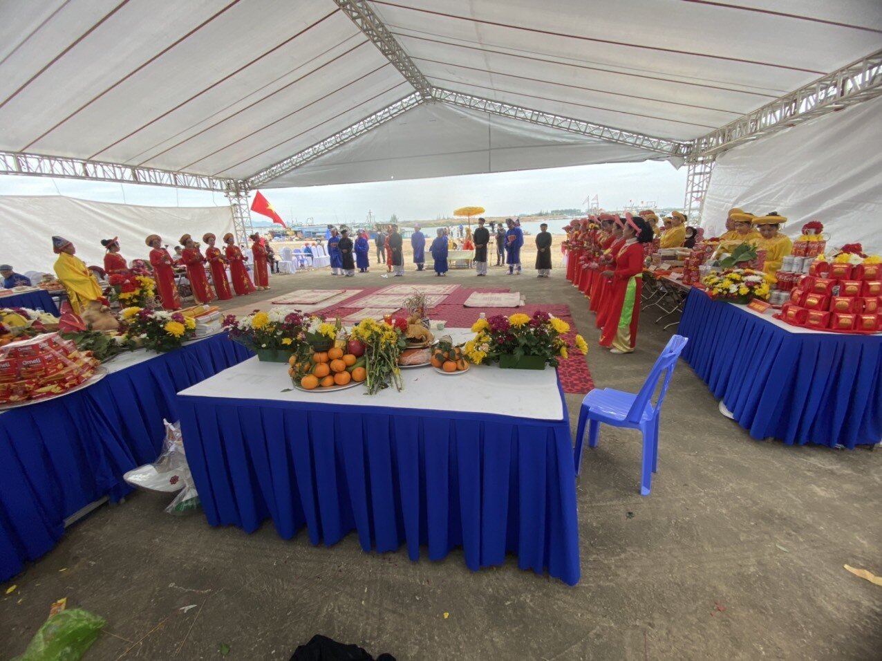 Sau đ&oacute;, theo tục lệ, ngư d&acirc;n ở c&aacute;c khu phố, c&aacute;c tổ chức, c&aacute; nh&acirc;n nghề c&aacute; tr&ecirc;n địa b&agrave;n đ&atilde; chuẩn bị d&acirc;ng những m&acirc;m lễ ri&ecirc;ng của m&igrave;nh, tr&igrave;nh tạ c&aacute;c vị thần biển đ&atilde; độ tr&igrave; một năm mưa thuận, gi&oacute; h&ograve;a, bội thu t&ocirc;m c&aacute;, c&ugrave;ng với niềm mong ước năm mới đ&aacute;nh bắt thủy hải sản gặp nhiều thuận lợi.