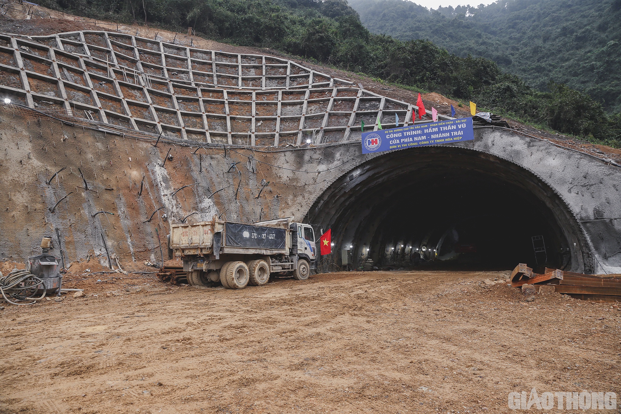 Trong khi đó, ở phía Nam, cả 2 ống hầm đều do Công ty TNHH Hoà Hiệp thi công. Do thay đổi thiết kế cửa hầm nên triển khai muộn hơn so với cửa phía Bắc. Đến nay đơn vị thi công đã thi công được 64m ống hầm bên phải và 50m ống hầm bên trái, đáp ứng tiến độ đã đề ra.