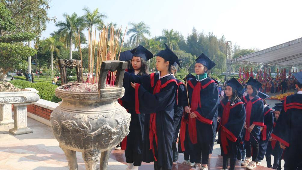 Tại buổi lễ, các đại biểu cùng học sinh, sinh viên đã dâng hương để tưởng nhớ Trạng Trình Nguyễn Bỉnh Khiêm - một trong những nhân vật có ảnh hưởng lớn trong lịch sử cũng như văn hóa Việt Nam thế kỷ 16.