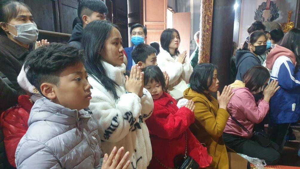 Những lễ Khai bút thường thu hút nhiều học sinh và phụ huynh đến thắp hương tri ân tiền nhân và cầu mong, ước nguyện học hành hiển đạt.