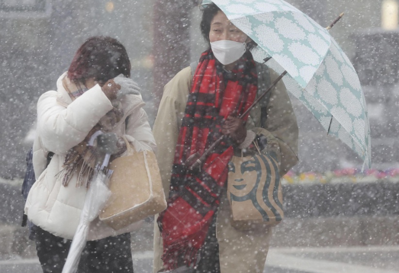 Trong số 47 tỉnh của Nhật Bản, c&oacute; 46 tỉnh b&aacute;o c&aacute;o nhiệt độ dưới mức đ&oacute;ng băng v&agrave;o ng&agrave;y 25/1, chỉ trừ c&aacute;c đảo thuộc v&ugrave;ng kh&iacute; hậu cận nhiệt đới tại tỉnh Okinawa &iacute;t bị ảnh hưởng bởi đợt gi&aacute; r&eacute;t. Ảnh: Người d&acirc;n di chuyển giữa trời tuyết rơi d&agrave;y, gi&oacute; mạnh tại th&agrave;nh phố Fukuoka, t&acirc;y nam Nhật Bản. Ảnh - Kyodo
