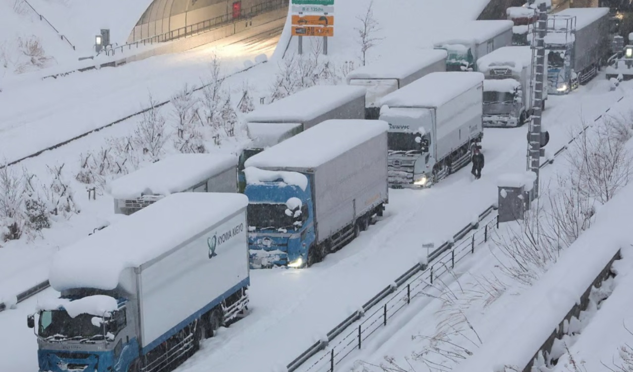 Tuyết rơi d&agrave;y đ&atilde; khiến h&agrave;ng chục phương tiện giao th&ocirc;ng mắc kẹt trong hơn 1 ng&agrave;y tại Cao tốc Shin-Meishin gi&aacute;p giữa c&aacute;c tỉnh Mie v&agrave; Shiga. Lực lượng cứu hỏa địa phương đ&atilde; được triển khai để hỗ trợ sơ t&aacute;n h&agrave;nh kh&aacute;ch mắc kẹt tr&ecirc;n c&aacute;c phương tiện, trong đ&oacute; &iacute;t nhất một người bị ảnh hưởng sức khỏe sau thời gian tắc đường qu&aacute; l&acirc;u. Ảnh - AFP