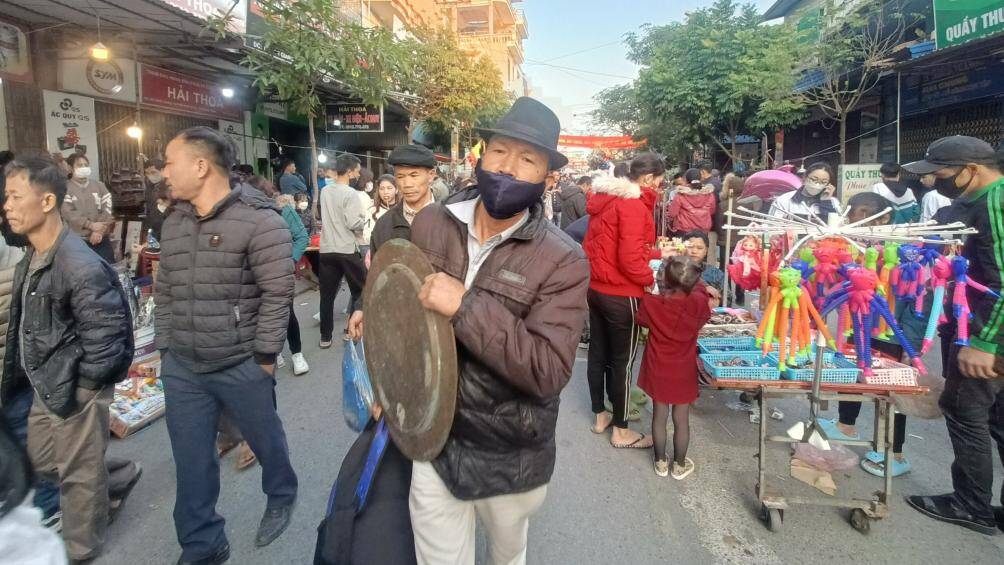 Chợ Viềng Nam Định được tổ chức tại hai nơi l&agrave; tại khu vực Phủ Dầy (huyện Vụ Bản) v&agrave; khu chợ Ch&ugrave;a, huyện Nam Trực. Ghi nhận tại chợ Viềng Ch&ugrave;a (Nam Trực) cũng nườm nượp du kh&aacute;ch từ chiều 28/1.