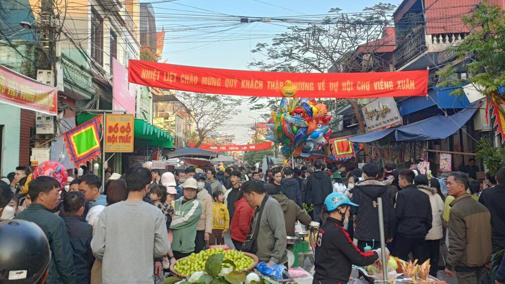 "Những ng&agrave;y đầu năm 2023, ch&uacute;ng t&ocirc;i vừa đi lễ, vừa mua những đồ vật, c&acirc;y cối coi như lộc đầu xu&acirc;n, mang &yacute; nghĩa rước t&agrave;i lộc, may mắn v&agrave;o nh&agrave; trong cả năm", anh Đạt, người d&acirc;n cho biết th&ecirc;m.