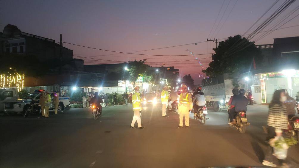 Đến chiều tối ng&agrave;y 28/1, lực lượng CSGT đ&atilde; phải tăng cường do lượng du kh&aacute;ch đổ về đ&ocirc;ng. Do lực lượng chức năng ph&acirc;n luồng từ xa, kh&aacute;ch phải gửi &ocirc; t&ocirc;, đi bộ hoặc bắt xe &ocirc;m v&agrave;o khu vực tổ chức chợ.