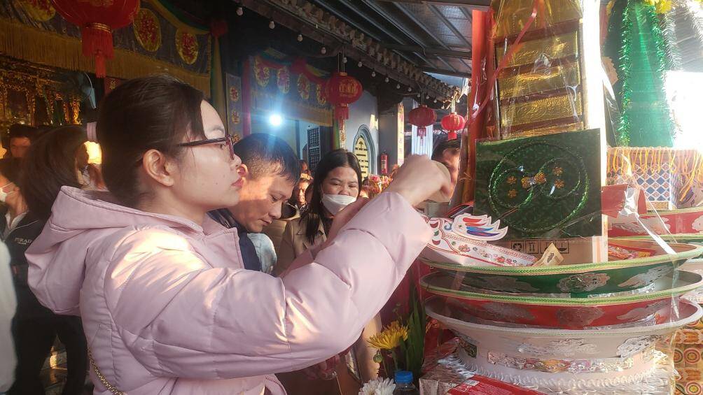 Kh&ocirc;ng thể v&agrave;o trong phủ ch&iacute;nh để đặt lễ, người d&acirc;n đặt lễ ngay ngo&agrave;i cửa phủ rồi v&aacute;i vọng v&agrave;o.