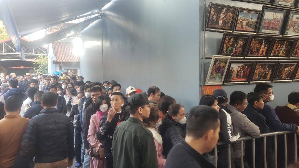 Tại khu vực cung mẫu, người d&acirc;n phải xếp h&agrave;ng d&agrave;i, nh&iacute;ch từng bước một.