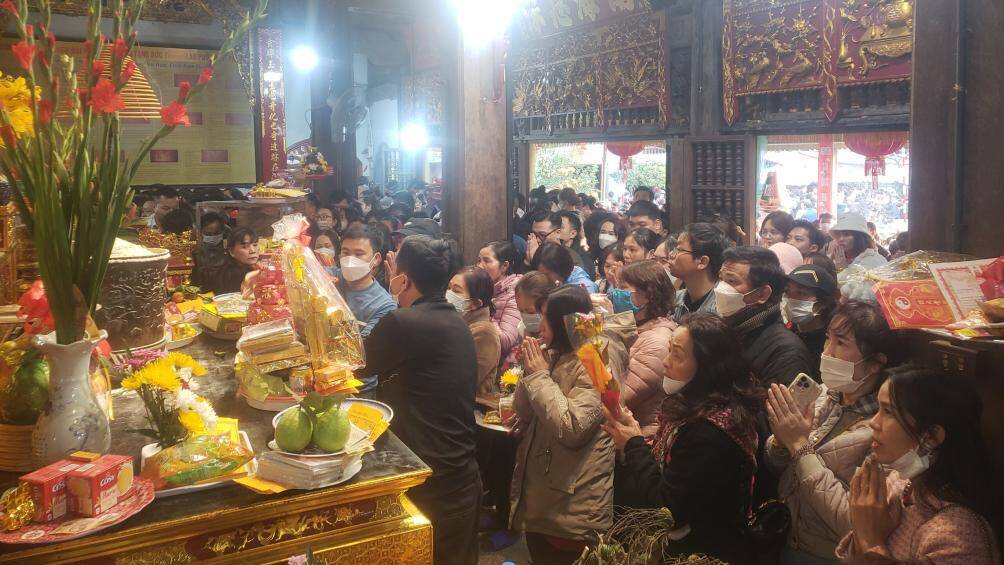 "Ch&uacute;ng t&ocirc;i đến đ&acirc;y sớm hơn thời gian diễn ra lễ hội chợ Viềng do nh&agrave; c&oacute; con nhỏ, đi đ&ecirc;m h&ocirc;m sợ ảnh hưởng đến c&aacute;c ch&aacute;u. Trước ti&ecirc;n, gia đ&igrave;nh ch&uacute;ng t&ocirc;i sẽ d&acirc;ng lễ, cầu lộc đầu năm sau đ&oacute; sẽ mua c&acirc;y về nh&agrave; để cầu may", chị Thuỷ, đến từ Thanh Ho&aacute; cho biết.