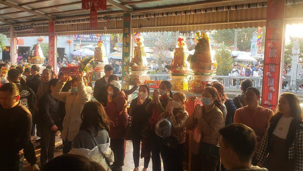 Nhiều du kh&aacute;ch v&agrave; người d&acirc;n phải v&aacute;i từ ngo&agrave;i do b&ecirc;n trong phủ đ&ocirc;ng k&iacute;n người.