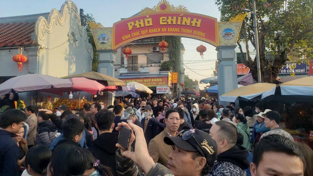 Đ&ecirc;m nay (28/1) v&agrave; rạng s&aacute;ng mai (29/1), chợ Viềng Xu&acirc;n Qu&yacute; M&atilde;o 2023 sẽ được tổ chức tại Quần thể di t&iacute;ch lịch sử văn h&oacute;a Phủ Dầy thuộc x&atilde; Kim Th&aacute;i, k&eacute;o d&agrave;i đến x&atilde; Trung Th&agrave;nh v&agrave; thị trấn G&ocirc;i, huyện Vụ Bản, tỉnh Nam Định.