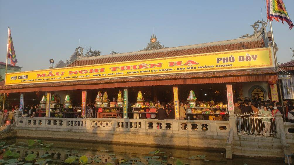 Về dự phi&ecirc;n chợ Viềng, nhiều du kh&aacute;ch sẽ kết hợp đi lễ Phủ Dầy đầu năm. Chiều 28/1, Phủ ch&iacute;nh Mẫu Nghi Thi&ecirc;n Hạ rất đ&ocirc;ng du kh&aacute;ch v&agrave; người d&acirc;n đến d&acirc;ng lễ.