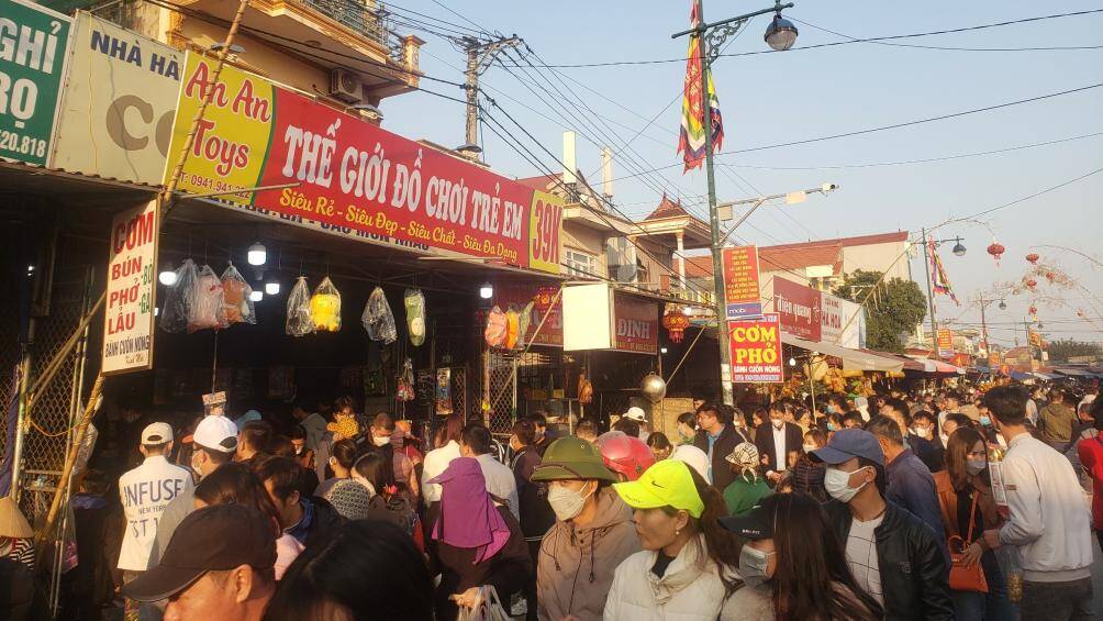 Sau 2 năm phải dừng tổ chức do dịch Covid-19, chợ Viềng Xu&acirc;n Qu&yacute; M&atilde;o 2023 thu h&uacute;t đ&ocirc;ng đảo du kh&aacute;ch thập phương đổ về.