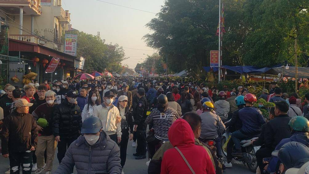 Theo ghi nhận của PV B&aacute;o Giao th&ocirc;ng, mặc d&ugrave; chưa đến giờ ch&iacute;nh thức, nhưng từ đầu giờ chiều 28/1 (m&ugrave;ng 7 Tết Qu&yacute; M&atilde;o), rất nhiều du kh&aacute;ch v&agrave; người d&acirc;n đ&atilde; đến chợ Viềng, đi lễ Phủ Dầy.