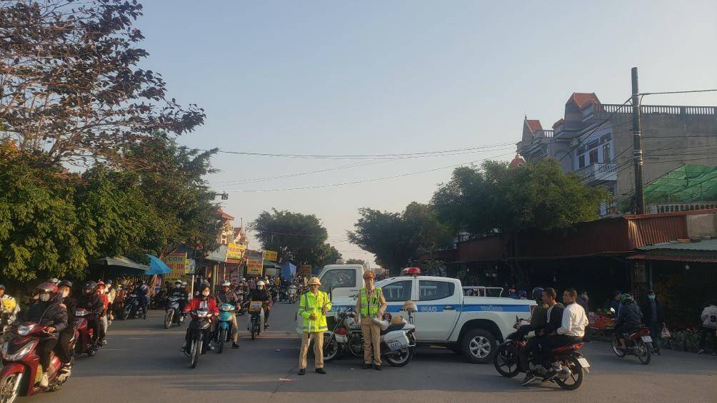 Phi&ecirc;n chợ Viềng diễn ra v&agrave;o đ&ecirc;m nay (28/1) v&agrave; rạng s&aacute;ng mai (29/1), tức ng&agrave;y 7 - 8 th&aacute;ng Gi&ecirc;ng. Từ chiều 28/1, lực lượng chức năng đ&atilde; lập h&agrave;ng r&agrave;o c&aacute;ch khu vực phủ ch&iacute;nh khoảng 2km để đảm bảo an ninh trật tự, ATGT.