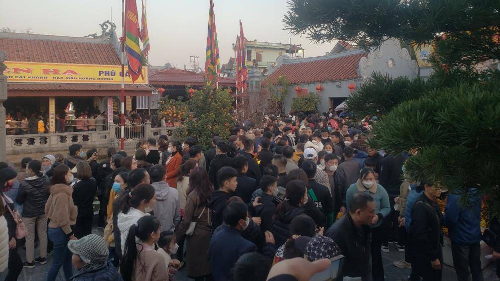 Thượng t&aacute; Nguyễn Trọng Dũng, Trưởng ph&ograve;ng CSGT tỉnh Nam Định cho biết, l&atilde;nh đạo C&ocirc;ng an tỉnh Nam Định đ&atilde; chỉ đạo lực lượng CSGT phối hợp với c&ocirc;ng an huyện Vụ Bản, Nam Trực huy động 100% qu&acirc;n số; 170 c&aacute;n bộ, chiến sĩ v&agrave; tăng cường lực lượng c&ocirc;ng an tỉnh 30 c&aacute;n bộ, chiến sĩ để đảm bảo an ninh trật tự, ATGT cho phi&ecirc;n Chợ Viềng xu&acirc;n Qu&yacute; M&atilde;o 2023.