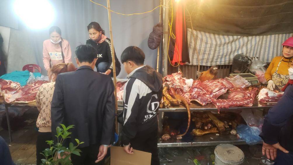 Nhiều gia đ&igrave;nh đ&atilde; bắt đầu dựng lều qu&aacute;n để phục vụ du kh&aacute;ch thập phương. Thịt b&ograve;, l&agrave; m&oacute;n h&agrave;ng được nhiều người quan t&acirc;m.