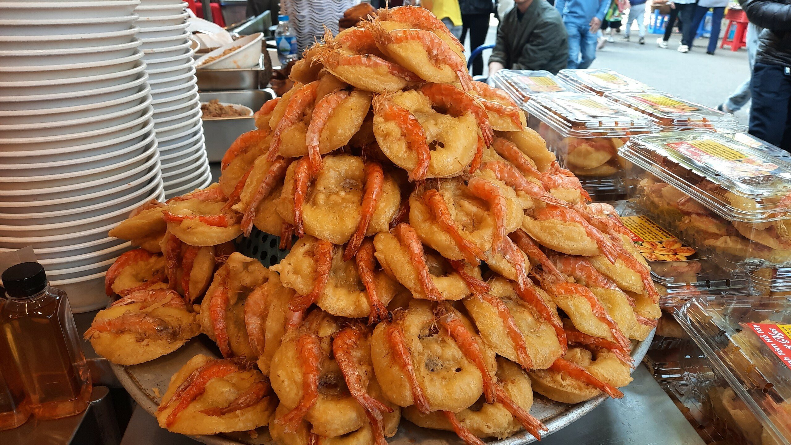 Bánh tôm - món ăn mà dường như du khách nào đến với phủ Tây Hồ cũng muốn thưởng thức.