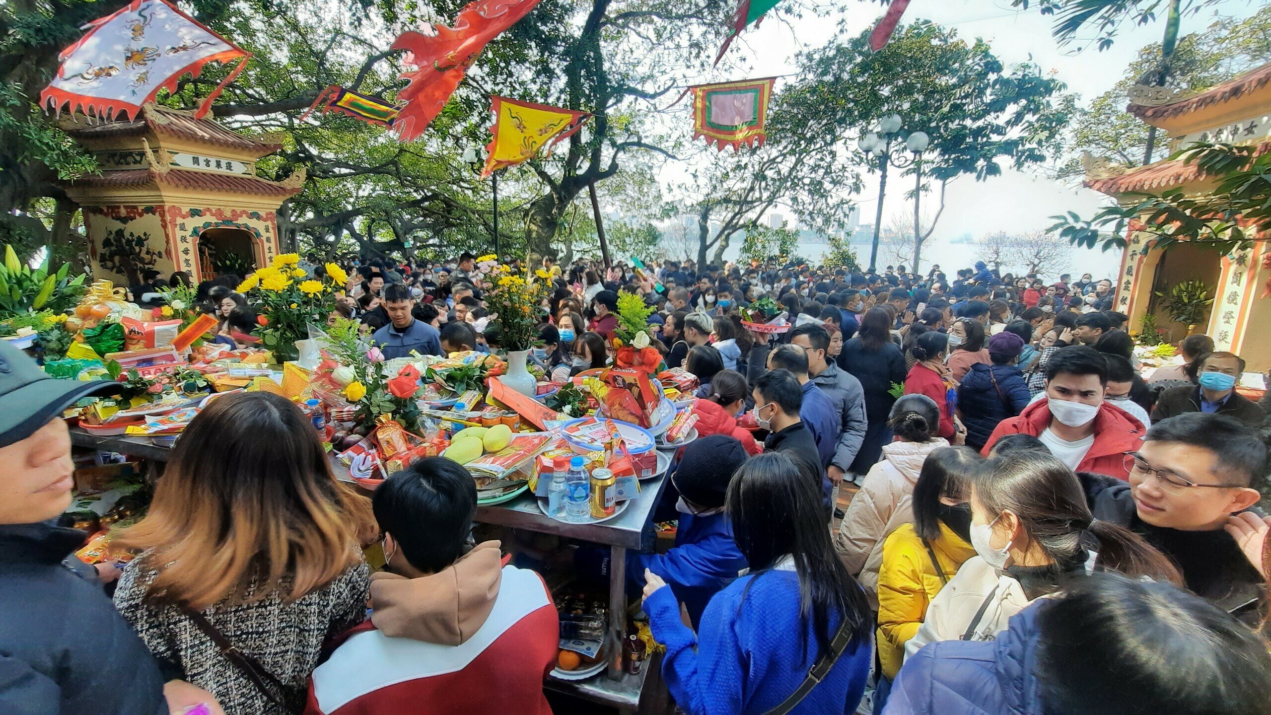 Dòng người hướng về phủ Tây Hồ chật như nêm, nhích từng bước một.