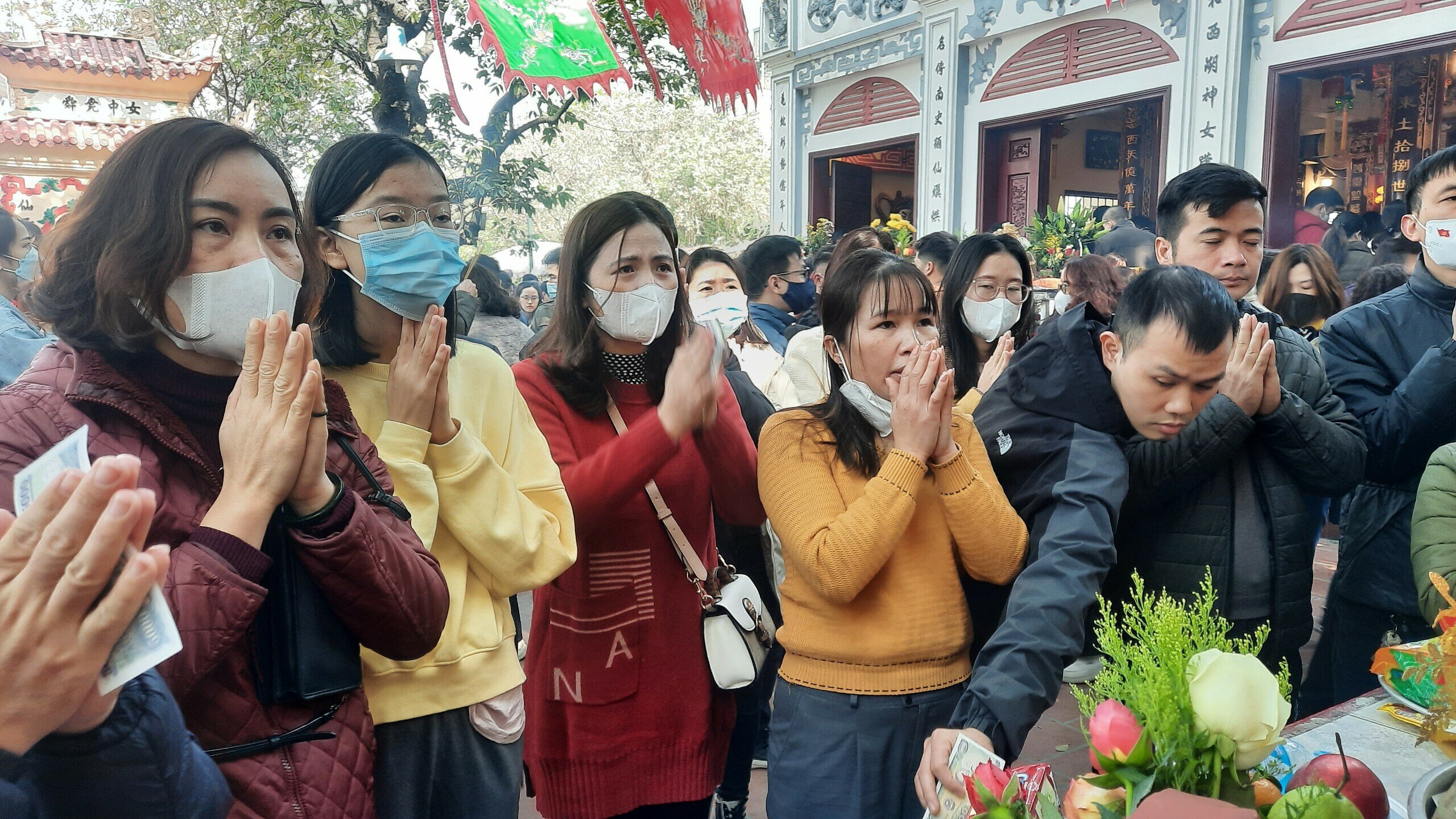 "Dù sân trước của phủ Tây Hồ không phải là hẹp nhưng hôm nay để tìm được vị trí thích hợp để khấn cũng không phải là dễ, tôi phải lách mãi mới vào được tới đây", chị Nguyễn Thị Tình, đến từ Thanh Trì, Hà Nội cho biết.