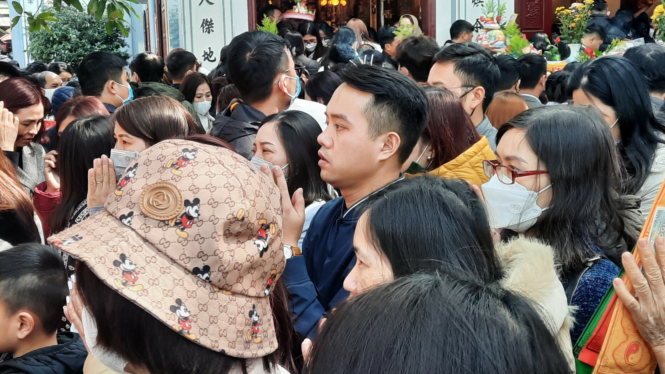 Dù đông đúc nhưng không khí tại đây vẫn rất trang nghiêm.