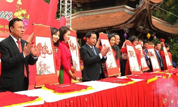 Lễ Khai bút cũng được tổ chức trang trọng, thu hút đông đảo khách mời và người dân tại đền thờ Chu Văn An (TP Chí Linh, Hải Dương) dịp Xuân Quý Mão 2023. Ảnh: Các đại biểu Trung ương và địa phương khai bút chữ quốc ngữ.