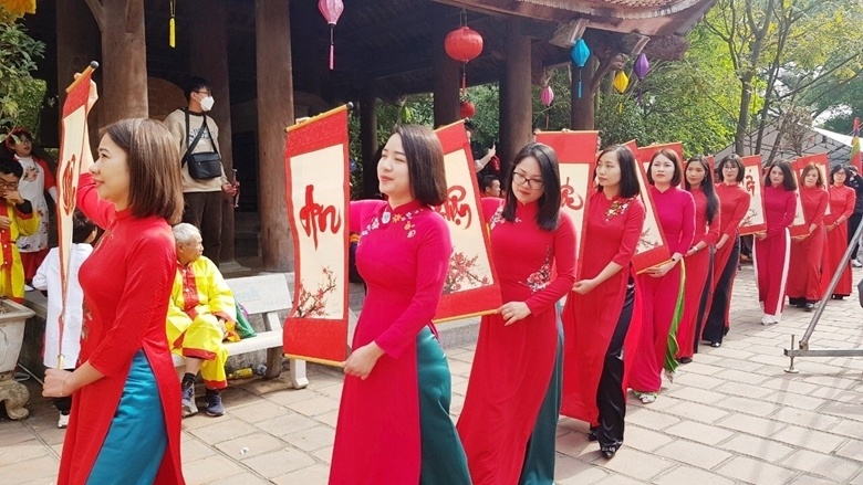 "Khai bút đầu xuân là việc làm thiết thực thể hiện sự tôn kính những giá trị về vị thế và sự nghiệp của "vạn thế sư biểu" Chu Văn An, của các bậc tiền nhân đối với lịch sử của dân tộc. Hoạt động này thể hiện truyền thống, đạo lý uống nước nhớ nguồn, tôn sư trọng đạo của dân tộc Việt Nam. Đồng thời, cũng thúc đẩy xã hội học tập, phát triển mạng lưới khuyến học sẽ đẩy mạnh việc học tập, nâng cao chất lượng nguồn nhân lực", Phó Bí thư Thành ủy, Chủ tịch UBND TP Chí Linh Nguyễn Văn Kiên cho biết. Ảnh: Dâng chữ lên đền thầy Chu Văn An.