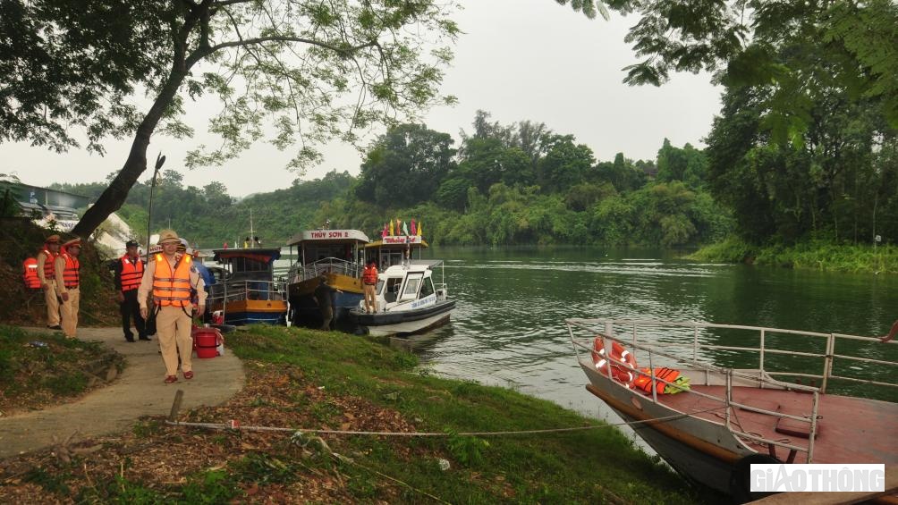 Ngo&agrave;i 80 km đường thủy tr&ecirc;n hồ Th&aacute;c B&agrave;, tỉnh Y&ecirc;n B&aacute;i c&ograve;n c&oacute; hơn 100 km đường thủy nội địa tr&ecirc;n s&ocirc;ng Hồng, s&ocirc;ng Chảy với tr&ecirc;n 200 t&agrave;u, thuyền, s&agrave; lan được đăng k&yacute;, đăng kiểm đang hoạt động. Ri&ecirc;ng t&agrave;u chở kh&aacute;ch c&oacute; khoảng 40 phương tiện hoạt động ở 4 tuyến cố định tr&ecirc;n hồ Th&aacute;c B&agrave;, 5 bến đ&ograve; ngang s&ocirc;ng Hồng.