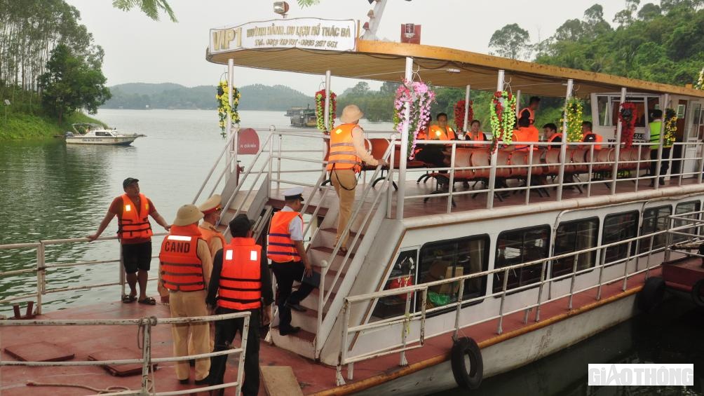 Bước v&agrave;o m&ugrave;a Lễ hội năm 2023, Đội Cảnh s&aacute;t giao th&ocirc;ng (CSGT) đường thủy thuộc Ph&ograve;ng CSGT C&ocirc;ng an tỉnh Y&ecirc;n B&aacute;i đ&atilde; phối hợp c&aacute;c đơn vị chức năng, cấp ủy, ch&iacute;nh quyền địa phương tổ chức r&agrave; so&aacute;t, thống k&ecirc; c&aacute;c phương tiện vận tải h&agrave;nh kh&aacute;ch tr&ecirc;n v&ugrave;ng l&ograve;ng hồ Th&aacute;c B&agrave; phục vụ lễ hội. Với phương ch&acirc;m ki&ecirc;n quyết kh&ocirc;ng để c&aacute;c phương tiện chở kh&aacute;ch kh&ocirc;ng đảm bảo an to&agrave;n hoạt động, c&aacute;c đơn vị chức năng đ&atilde; buộc nhiều phương tiện kh&ocirc;ng đảm bảo an to&agrave;n phải "nằm bến&rdquo; trong m&ugrave;a lễ hội năm nay.