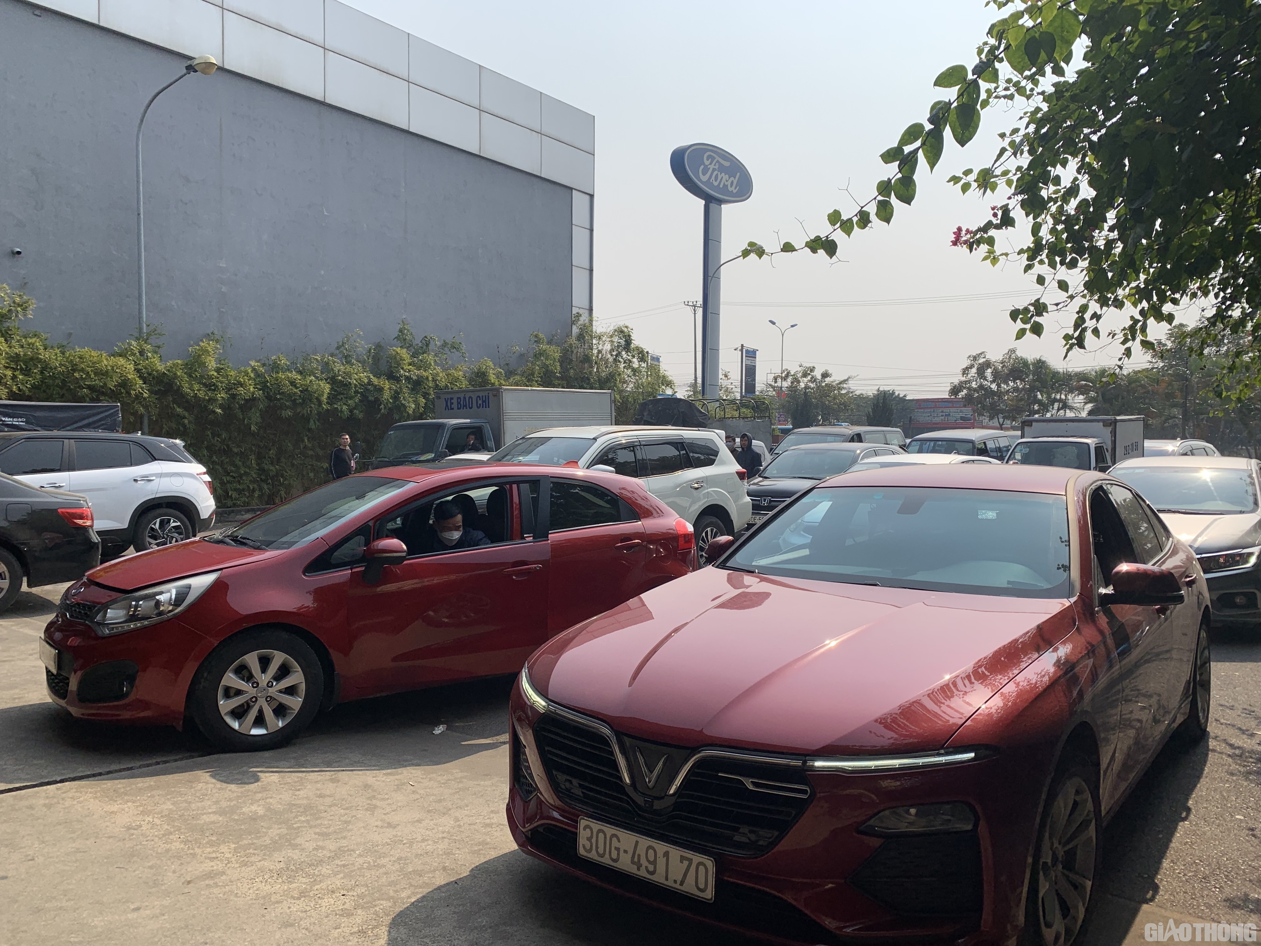 Khoảng 13h30 chiều 30/1, khi bắt đầu v&agrave;o ca l&agrave;m việc buổi chiều của trung t&acirc;m đăng kiểm 29-08D (QL32, Ho&agrave;i Đức, H&agrave; Nội), đ&atilde; c&oacute; hơn 20 phương tiện xếp h&agrave;ng chờ đến lượt kiểm định