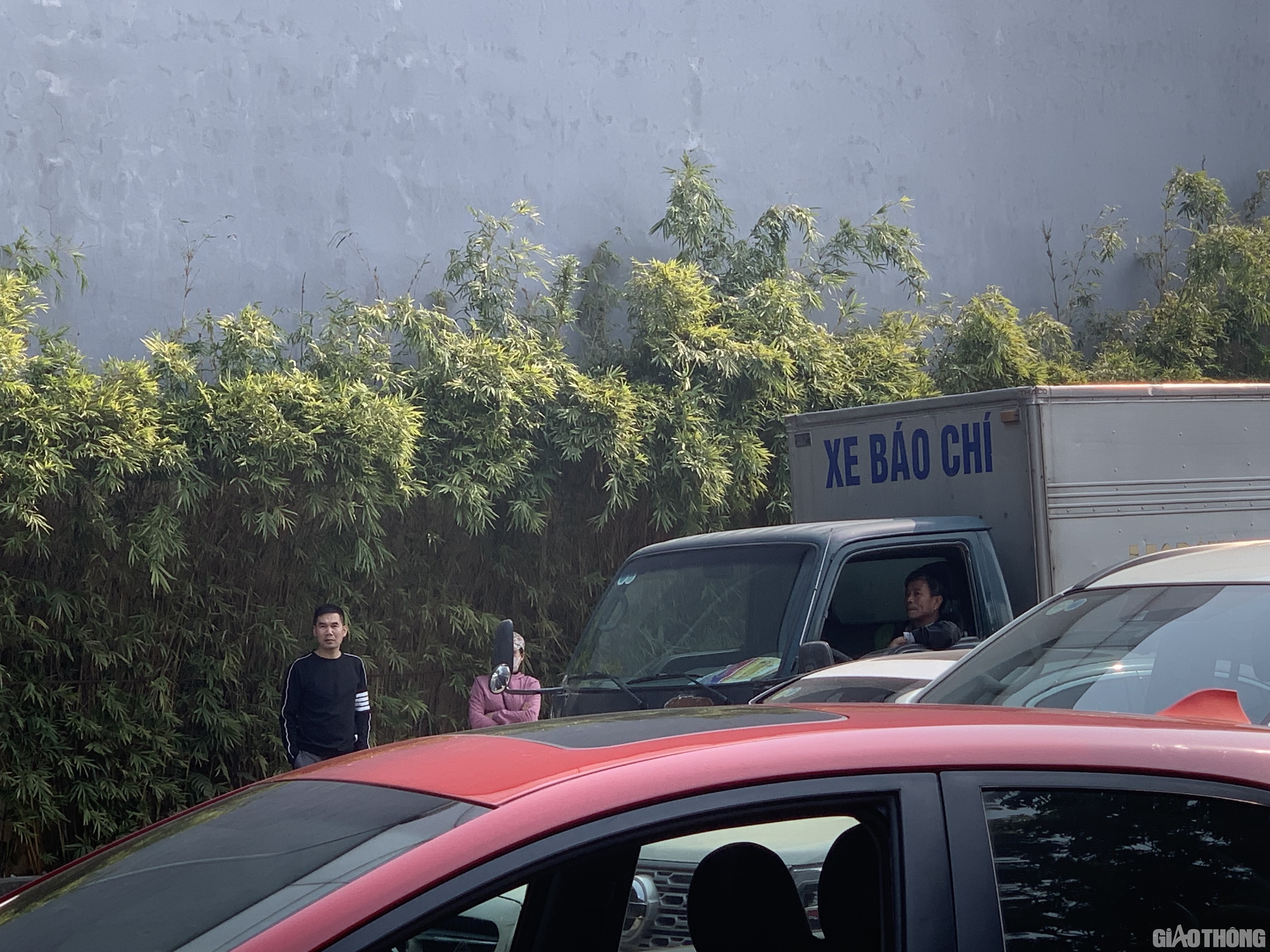 &Ocirc;ng Hải cho biết th&ecirc;m, &ocirc;ng đ&atilde; xếp h&agrave;ng chờ kiểm định từ 8h s&aacute;ng, sau hơn 5 tiếng đồng hồ, &ocirc;ng vẫn phải chờ khoảng 6 xe nữa mới đến lượt. Buổi trưa, khi trung t&acirc;m đăng kiểm nghỉ, &ocirc;ng Hải cũng kho&aacute; cửa xe ra tiệm cơm "bụi" ăn tạm rồi tiếp tục quay về xe chờ đến lượt v&agrave;o kiểm định