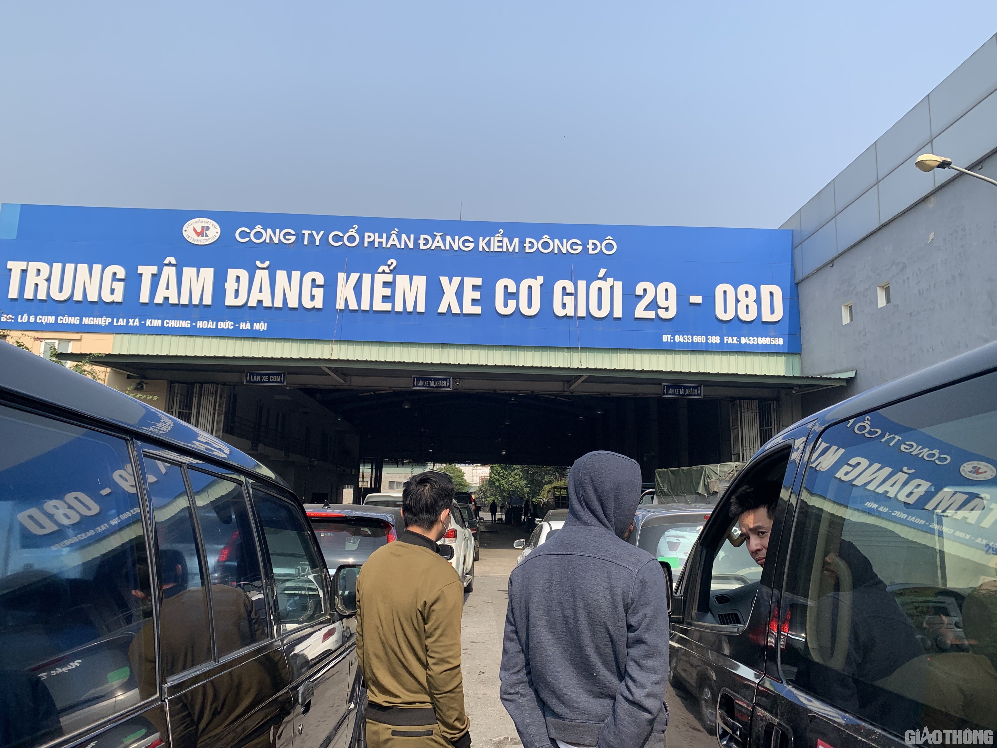 Nhiều phương tiện đ&atilde; xếp h&agrave;ng tại đ&acirc;y từ buổi s&aacute;ng c&ugrave;ng ng&agrave;y