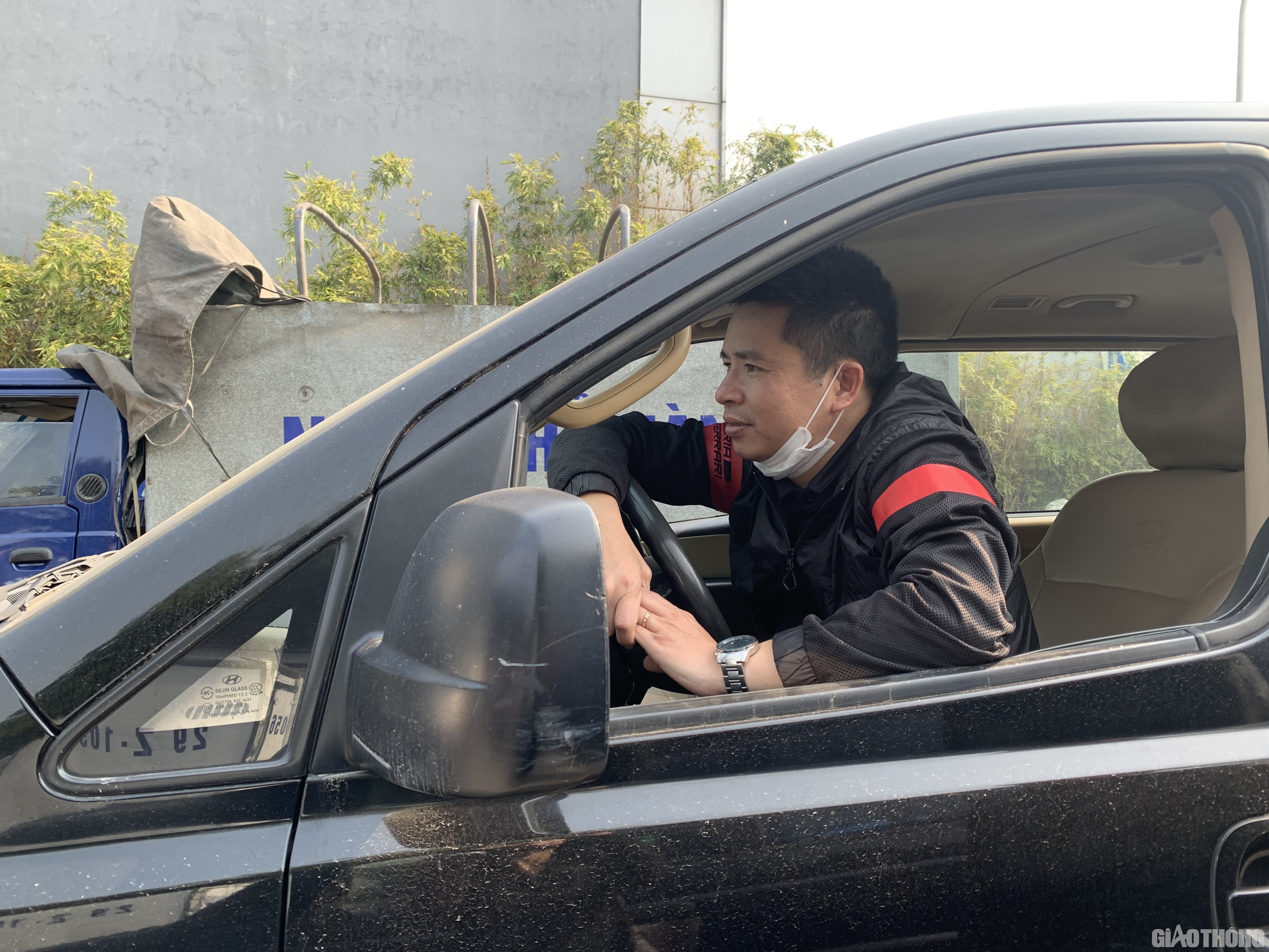 Một chủ xe kh&aacute;c cũng cho biết xe anh đ&atilde; qu&aacute; hạn đăng kiểm nhưng nay mới c&oacute; thời gian xếp h&agrave;ng chờ kiểm định. Trong khi đ&oacute;, c&oacute; chủ xe c&ograve;n 10 ng&agrave;y nữa mới đến hạn kiểm định nhưng chiều 30/1 cũng đưa xe đi đăng kiểm do sắp đi du lịch d&agrave;i ng&agrave;y