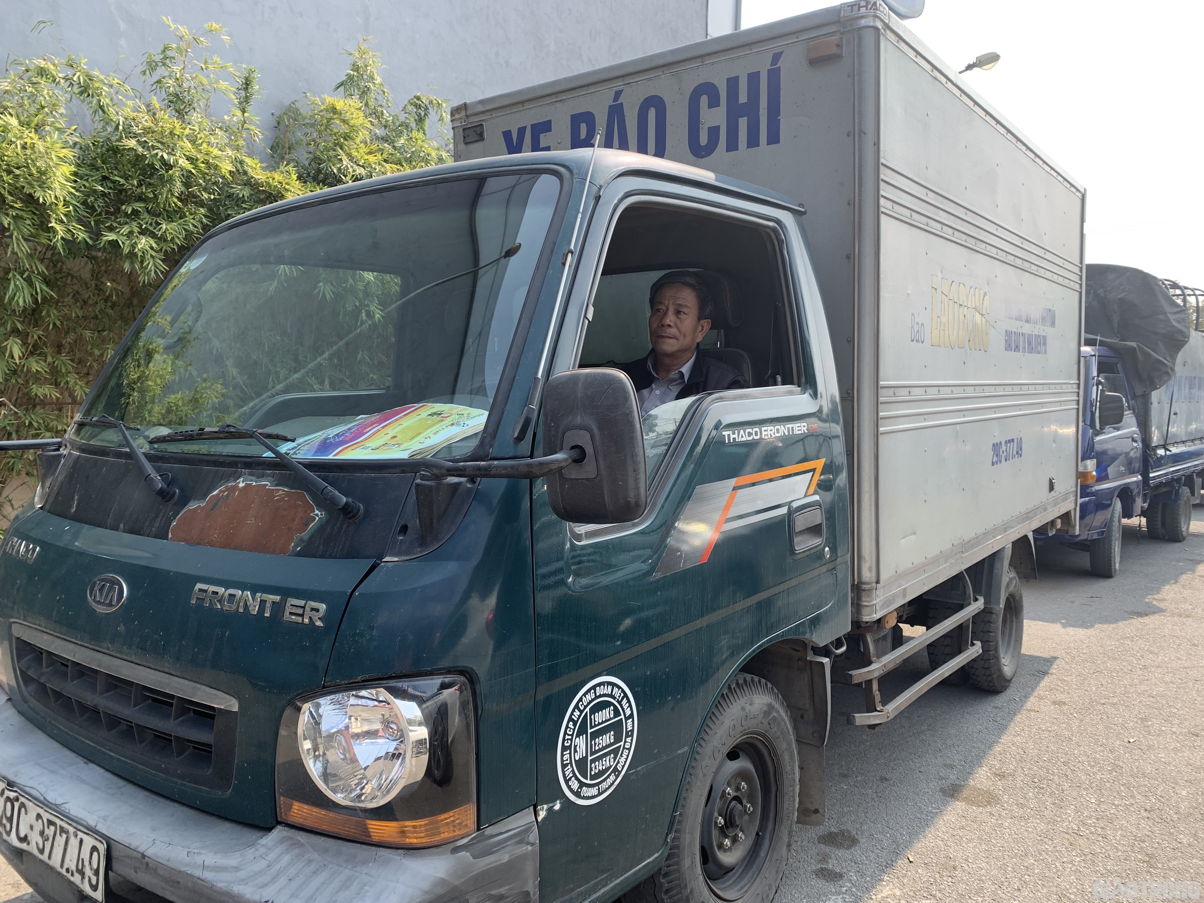 &Ocirc;ng Nguyễn Ho&agrave;ng Hải, tr&uacute; tại quận Nam Từ Li&ecirc;m, TP H&agrave; Nội cho biết, xe tải của &ocirc;ng đ&atilde; hết hạn kiểm định từ ng&agrave;y 30 th&aacute;ng Chạp. Tuy nhi&ecirc;n do trong năm Nh&acirc;m Dần 2022 c&ocirc;ng việc bận, kh&ocirc;ng c&oacute; thời gian xếp h&agrave;ng chờ kiểm định n&ecirc;n nay, &ocirc;ng mới đưa xe đi đăng kiểm