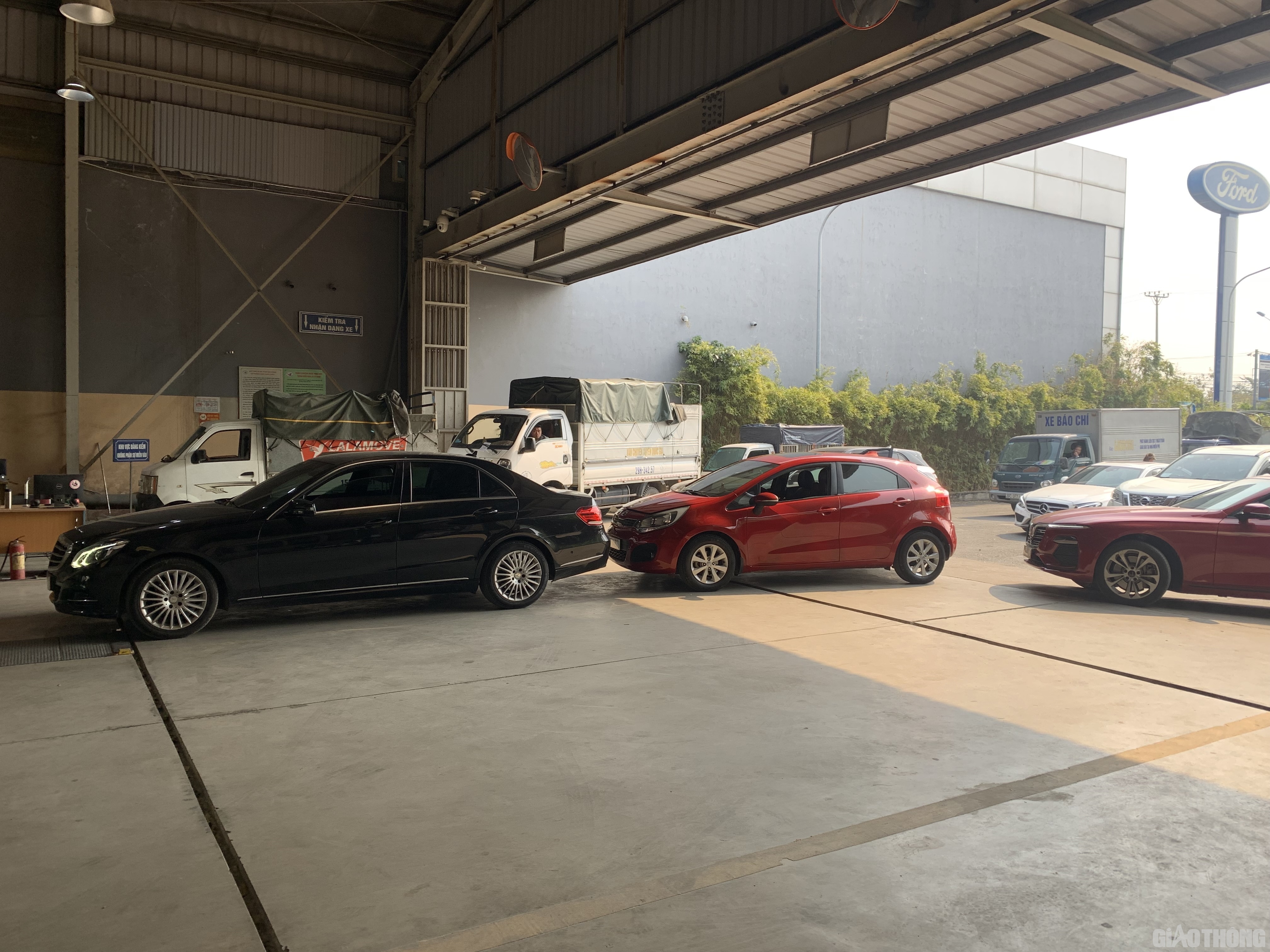 Nguy&ecirc;n nh&acirc;n c&oacute; thể do s&aacute;ng nay, một số cơ quan, đơn vị mới  tổ chức khai xu&acirc;n v&agrave; bắt đầu ng&agrave;y l&agrave;m việc đầu ti&ecirc;n v&agrave; đến chiều người d&acirc;n mới tranh thủ thời gian để đi kiểm định