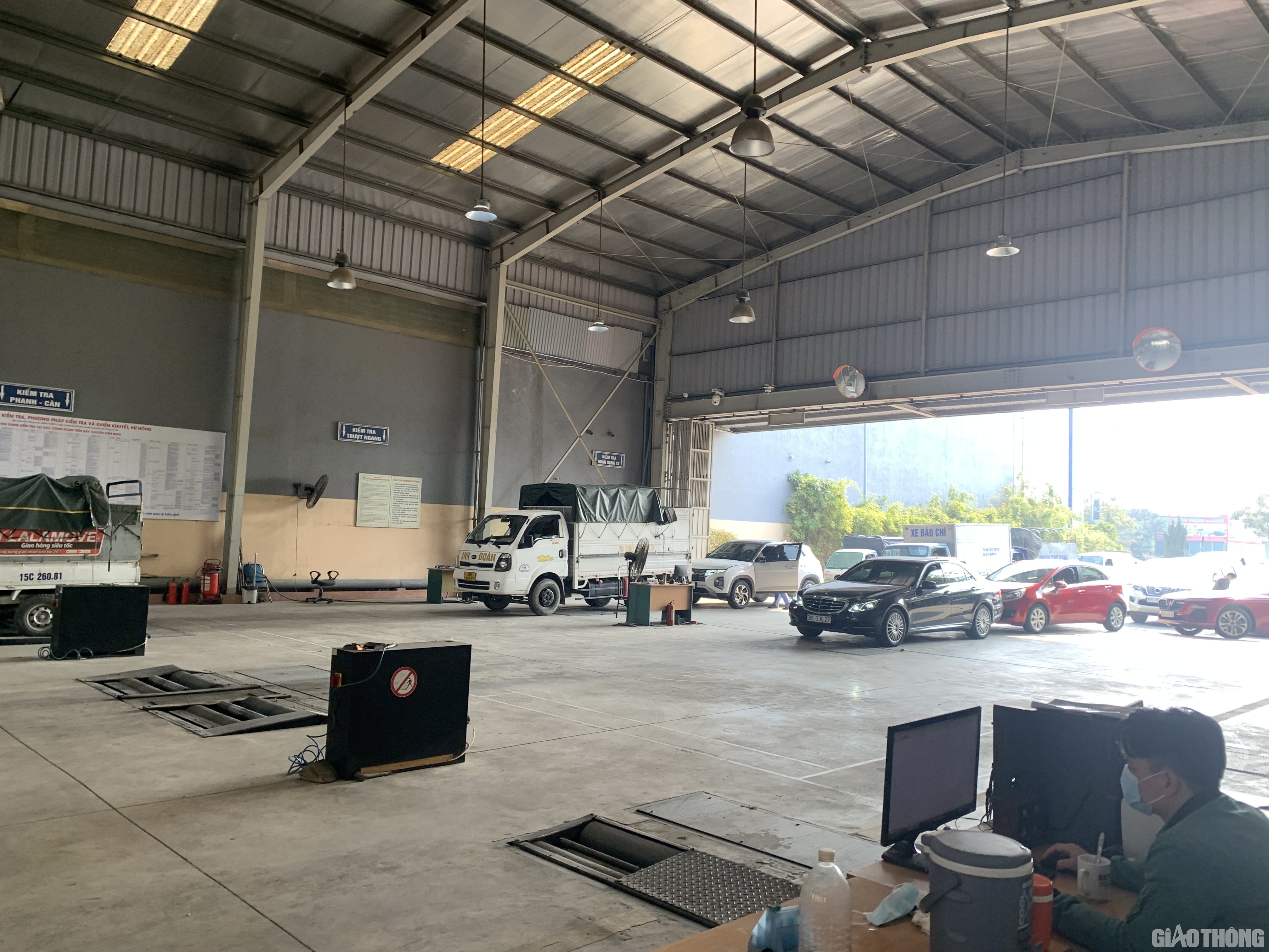 C&aacute;c trung t&acirc;m đăng kiểm tiếp tục khuyến c&aacute;o chủ xe cần bảo dưỡng, sửa chữa phương tiện trước khi đi kiểm định để đảm bảo phương tiện đủ điều kiện, tr&aacute;nh t&igrave;nh trạng c&oacute; nội dung kh&ocirc;ng đạt, phải đưa xe về sửa, sau đ&oacute; quay trở lại vừa mất thời gian lại c&oacute; thể mất th&ecirc;m chi ph&iacute; nếu ng&agrave;y h&ocirc;m sau mới sửa xong