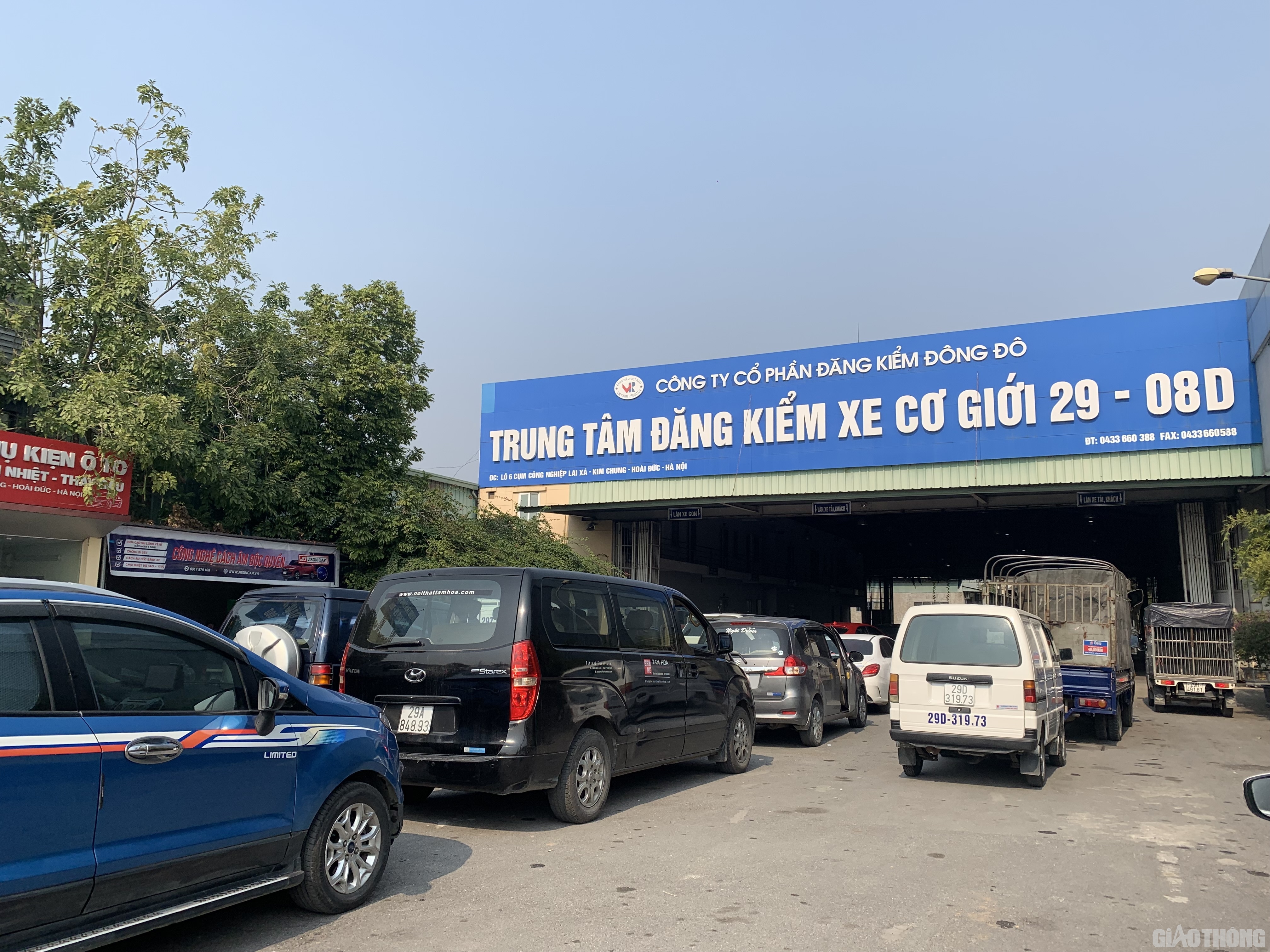 Chiều 30/1, ghi nhận của PV B&aacute;o Giao th&ocirc;ng, tại một số trung t&acirc;m đăng kiểm tại H&agrave; Nội c&oacute; kh&aacute; đ&ocirc;ng chủ phương tiện đưa xe đến kiểm định.