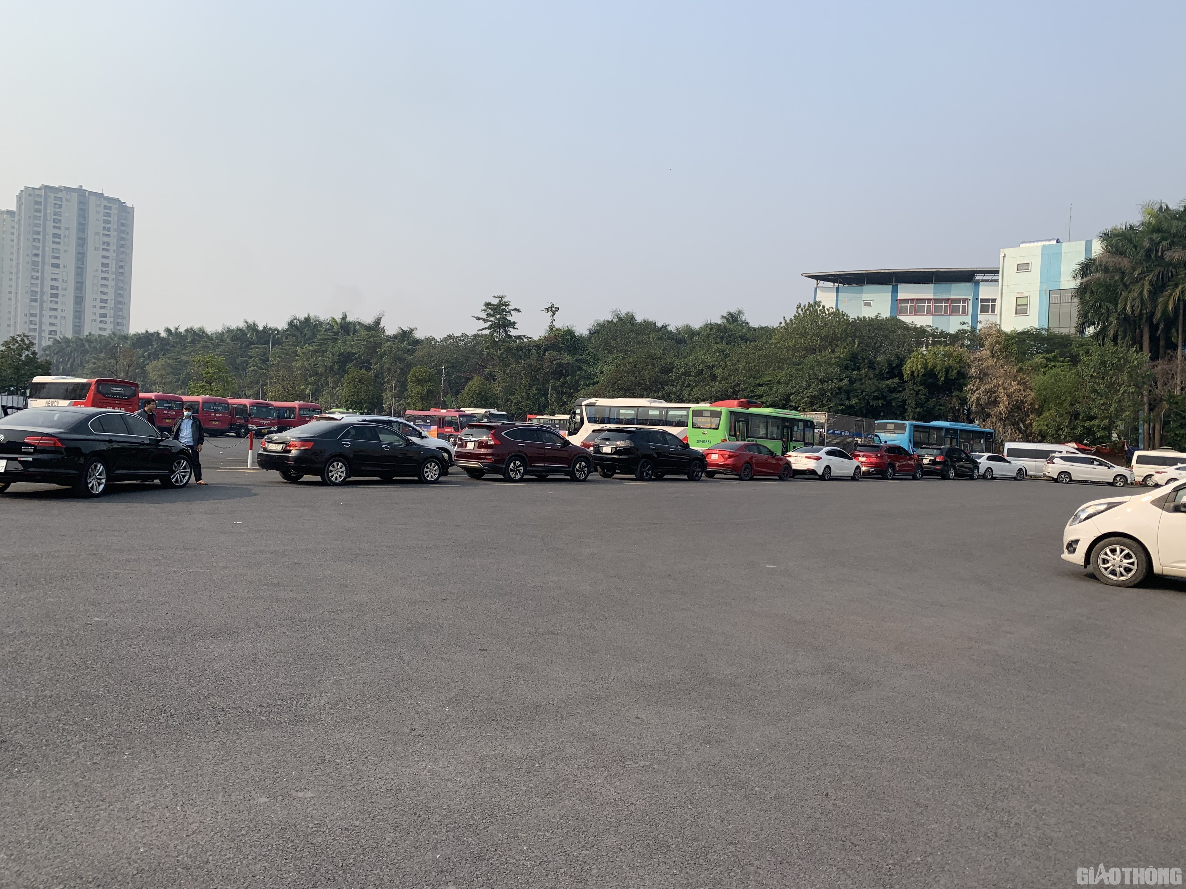 Tại Trung t&acirc;m đăng kiểm 29-25D (tr&ecirc;n đường Trần Vỹ, H&agrave; Nội), khoảng 15h c&oacute; khoảng 40 xe đang xếp h&agrave;ng chờ kiểm định