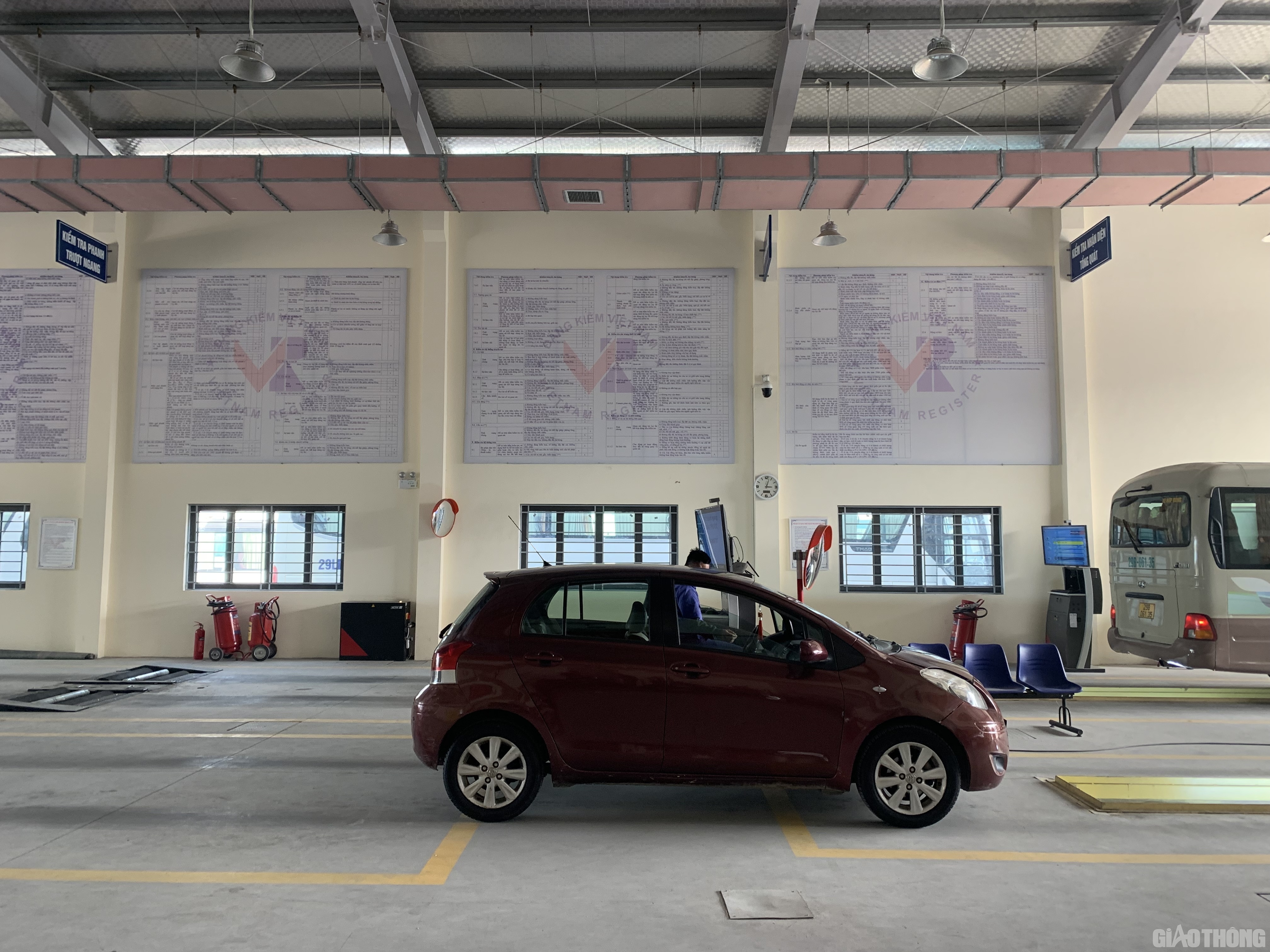 L&atilde;nh đạo đơn vị n&agrave;y cho biết, trong buổi chiều, lượng xe đến đăng kiểm nhiều hơn buổi s&aacute;ng. S&aacute;ng c&ugrave;ng ng&agrave;y, trung t&acirc;m đăng kiểm 29-25D kiểm định được khoảng 30 xe